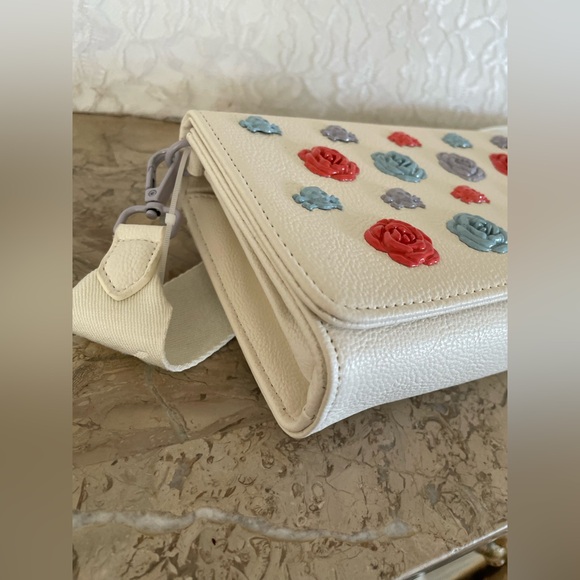 NWT Betsy Johnson white/multicolored acrylic Floral Embossed small crossbody - Picture 8 of 9